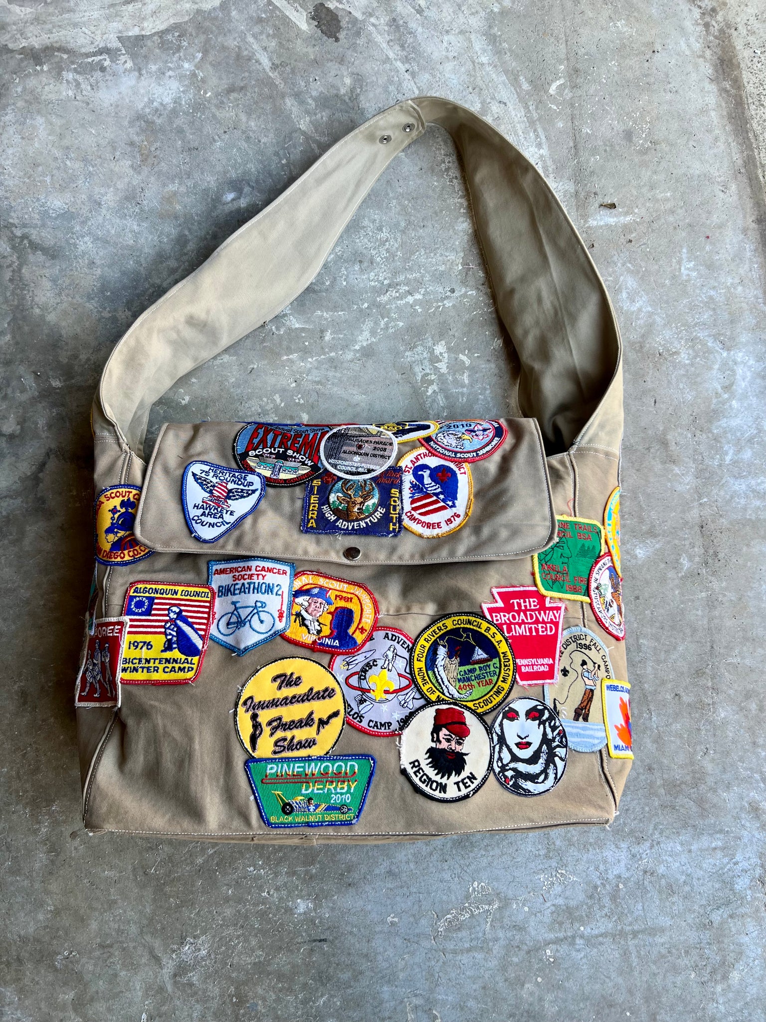 PATCHES MESSENGER BAG